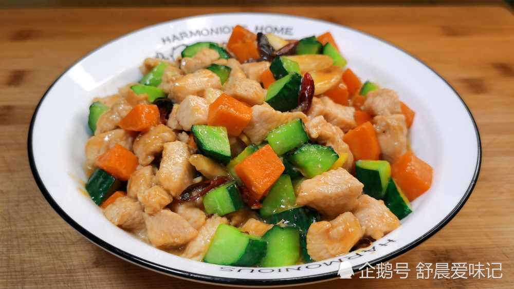 黄瓜炒鸡丁的家常做法不过油不油腻鲜嫩好吃又下饭