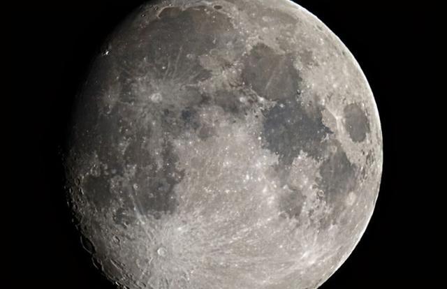 人类不再登月的真实原因,科学家发现:月球或一直在监视着地球