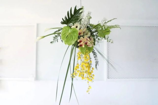 以作品呈现出的优美造型来表达一种主题,或传递一种感情,给人以视觉上