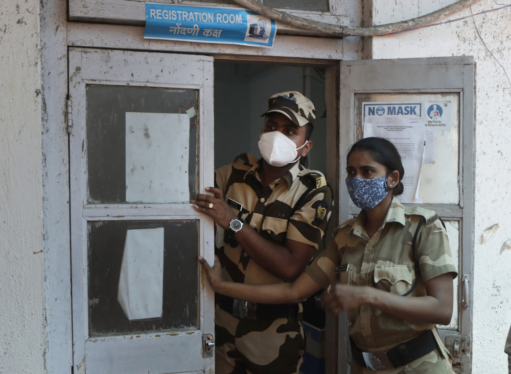 5月13日,印度警察在孟买一处新冠疫苗接种中心入口警戒.