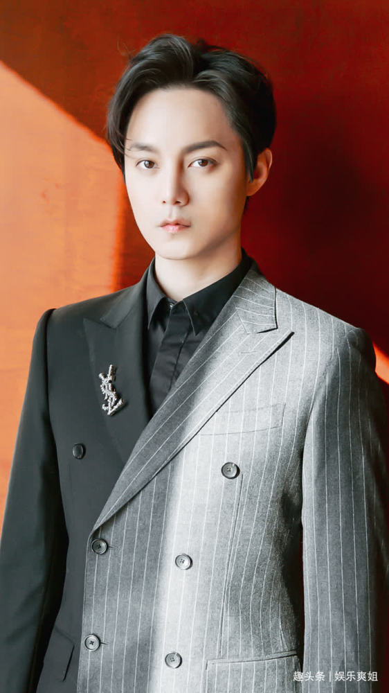 尹正直播被偶遇,扎小辫儿化精致妆容,妆容精致颜值秒杀周围女生_腾讯