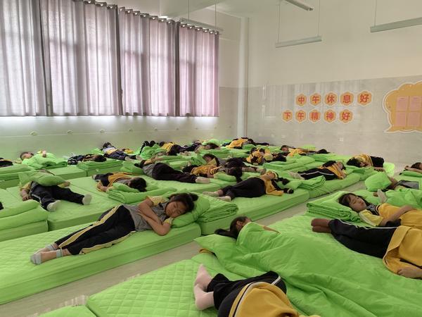 午休不用趴着郑州6所小学试行午休课让学生躺着睡
