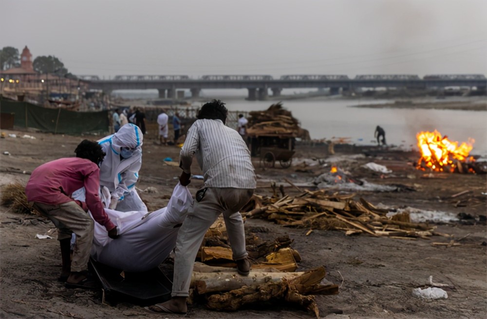 印度变异病毒蔓延四十余国恒河浮尸超百具疫苗公司有确诊