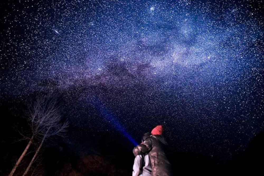 在四姑娘山腳下找一家民宿白天看雪山晚上看星空