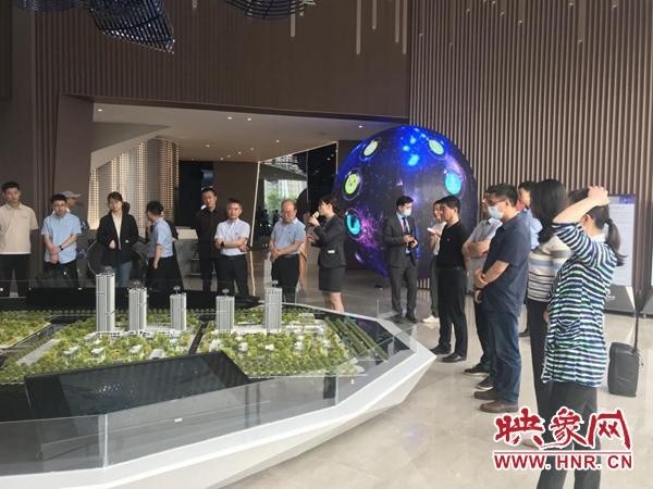 洛阳市委考核组到关林华耀城步行街项目观摩