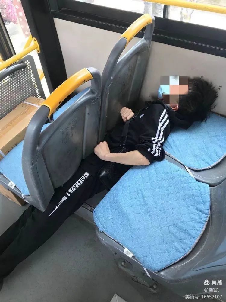 一名年轻男子突发抽搐,车长和乘务员伸出了援手,第一时间对该乘客进行