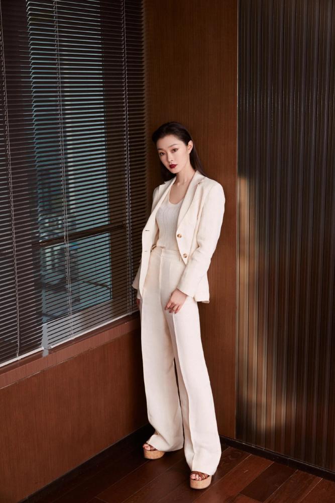 宋轶锁骨让人羡慕,穿收腰白色连衣裙,轻松穿出"腿精"的笔直感_腾讯