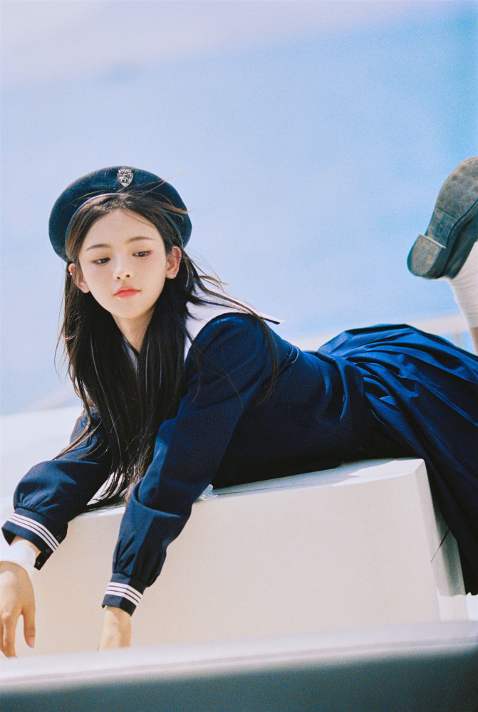 这才是夏日穿搭法,22岁杨超越穿水手服搭配哈雷帽,这坐姿很撩人