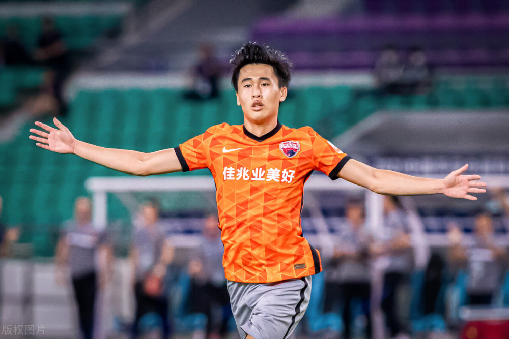 戴伟浚,国足未来的中场核心,一场比赛两个进球证明自己!