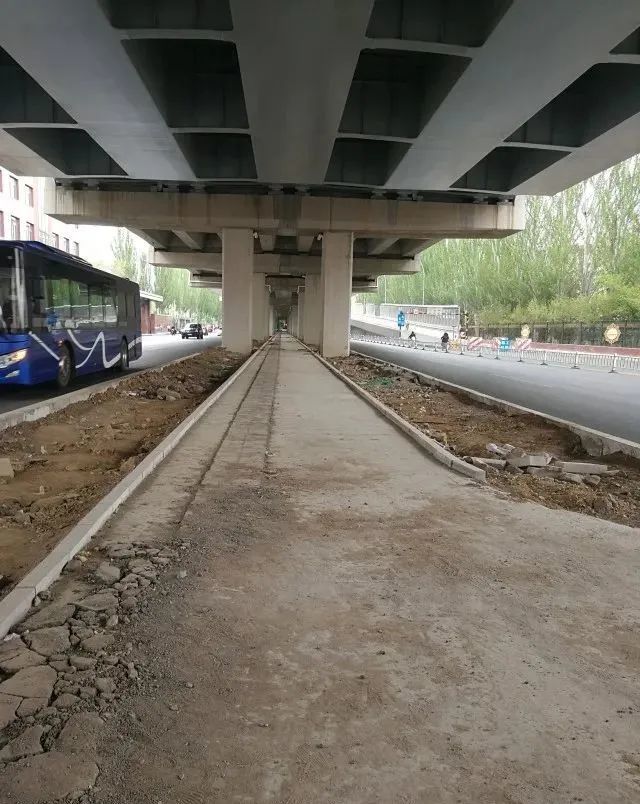 昭乌达路农大西门快速路入口路段有非机动车道了