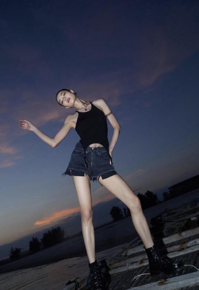 钟楚曦怼镜写真,血色紧身背心配超短牛仔裤,四肢纤细如柴