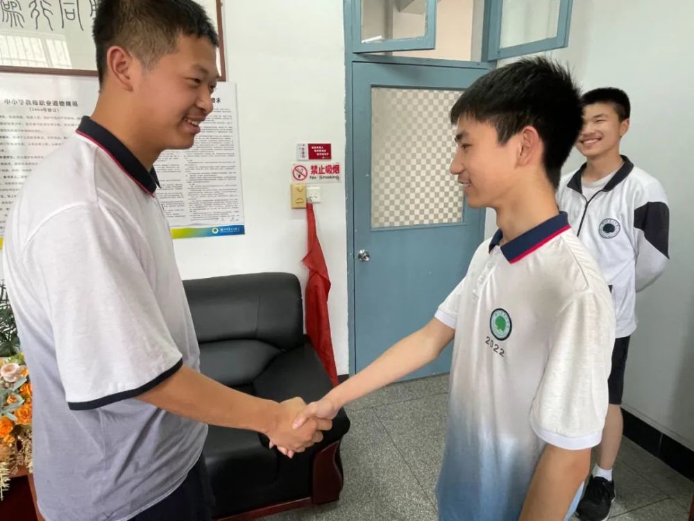 中国教育报点赞衢州市菁才中学护旗好少年