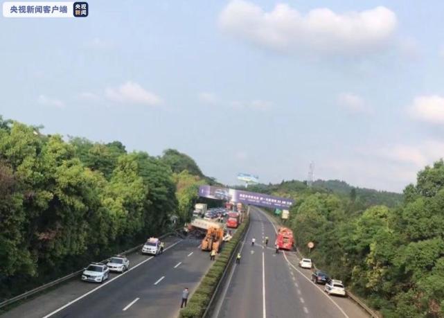 r81331重型货车先与川rzv957小轿车相撞后,冲入对向车道与川b44579大