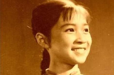 12岁时,被导演谢铁骊选中出演了电影《海霞》里的童年海霞,这次演出