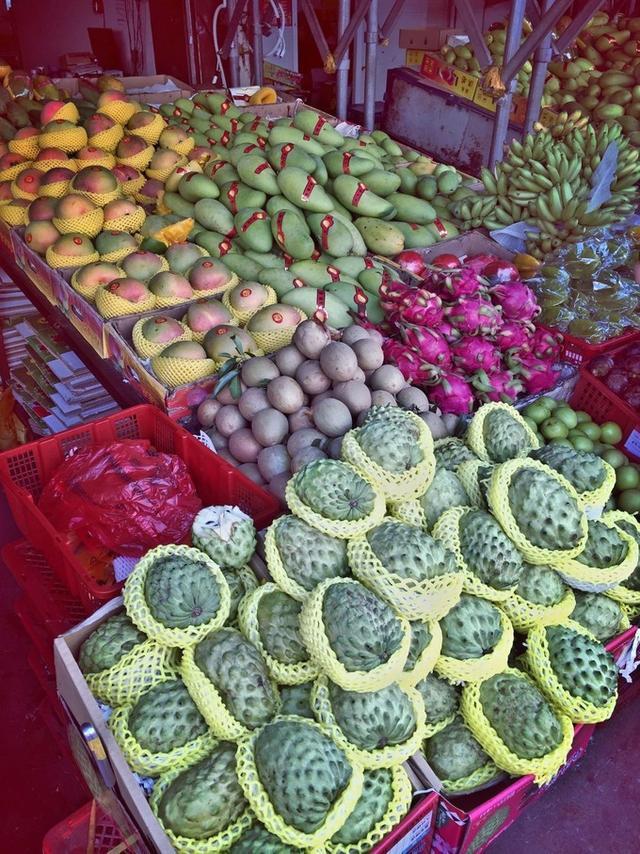 海口有个水果批发市场,意外吸引游客光顾,热带水果物美价廉!