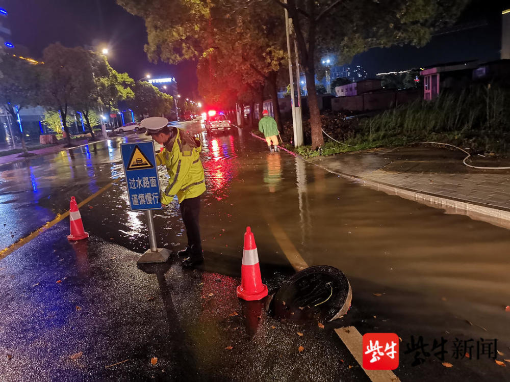 2021年5月14日晚,暴风雨突袭苏州吴江.吴江公安坚守岗位,排险保畅.