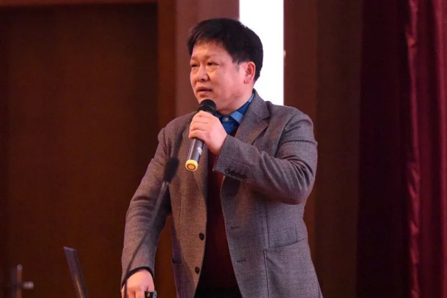 张春龙首先通过大量发掘现场的照片及出土文物,介绍了湘西龙山县里耶