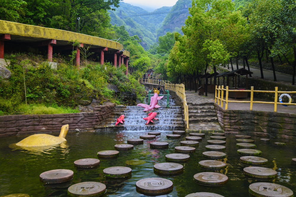 市辖区的舞钢市,有一座以海底沉积遗迹形成的峡谷自然景区,名曰灯台架