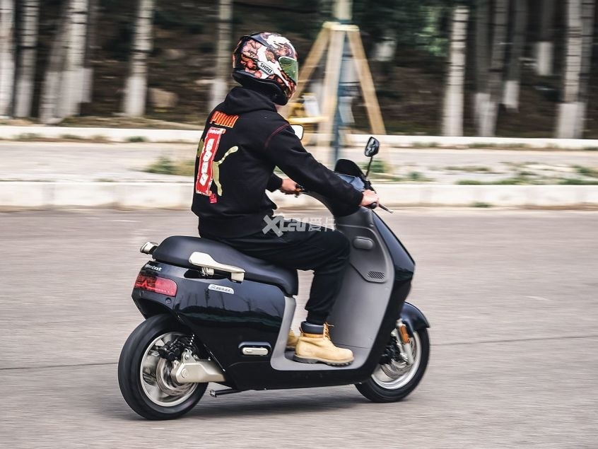 续航性能一起抓试驾蓝鲨r1电动摩托车