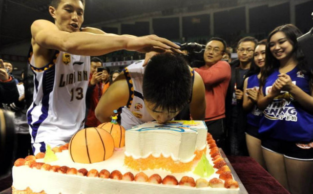 贺天举和郭艾伦砸蛋糕导致受伤