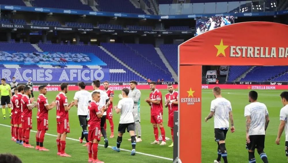 普阿多领取西乙联赛4月份最佳球员的奖杯!祝贺普阿多!