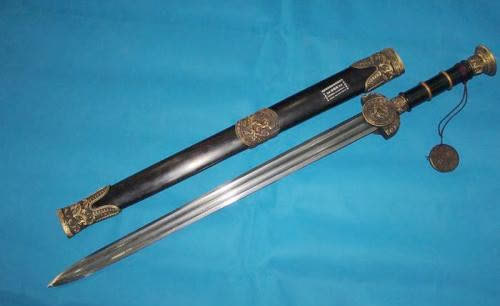 老汉捡到古董宝剑,专家鉴定完要求上交,他回家便将其打磨成菜刀