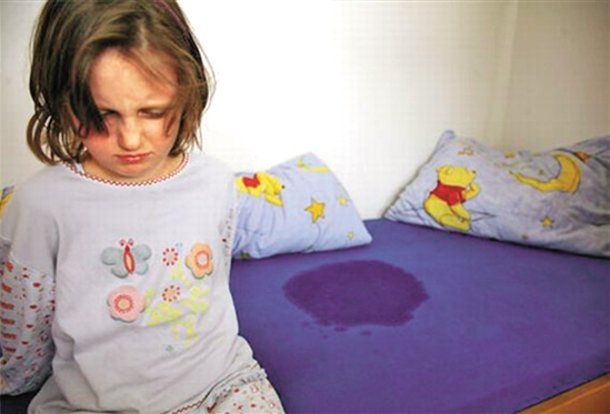 经常尿床的宝宝,身后多半有个爱"操心"的家长,父母别不当回事