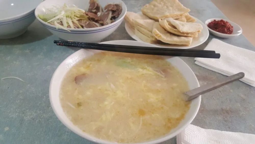 糁汤曲阜的粥摊随处可见,但以西关清真"王记粥"铺最为有名.