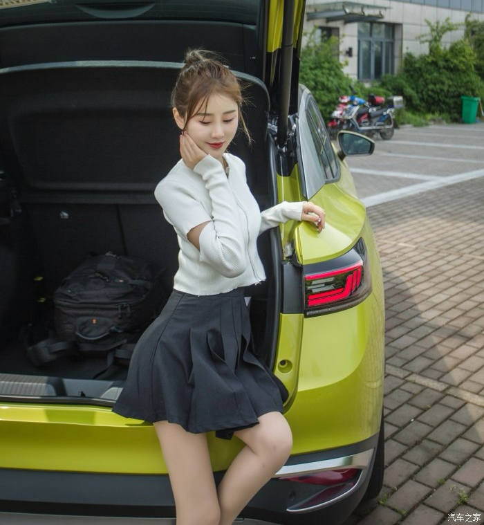 性感短裙美少女信赖的新能源suv,电池安全性靠得住的大众id4.