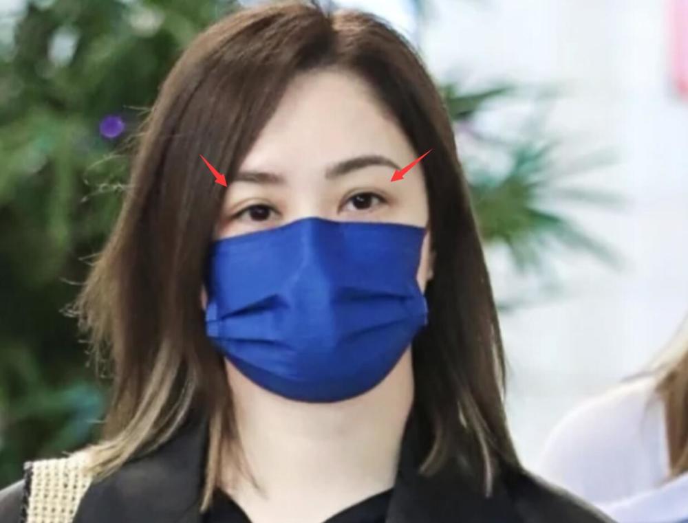 阿娇出席活动双手合十遮肚嘴角微笑眼神无光直言学会自洽与感恩