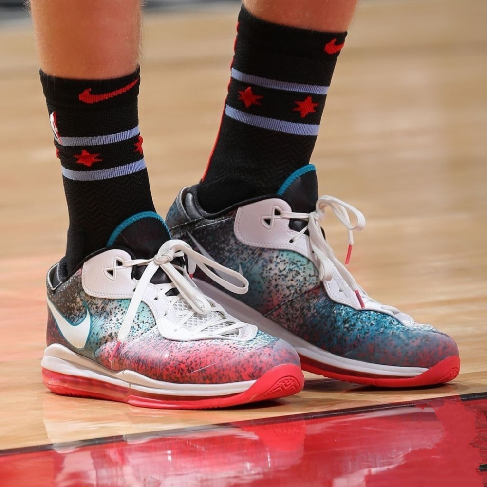 球鞋分享 nike lebron 8 v/2 low 迈阿密之夜 蓝粉_腾讯新闻