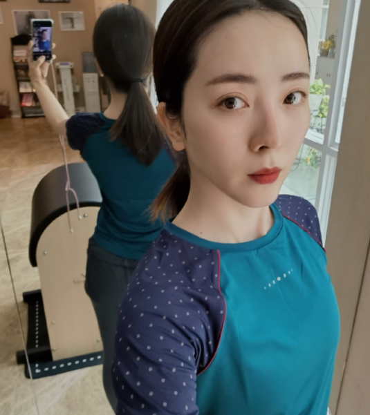 主持人李思思素颜健身,大汗淋漓脸颊通红,她再也不敢穿耐克衣服