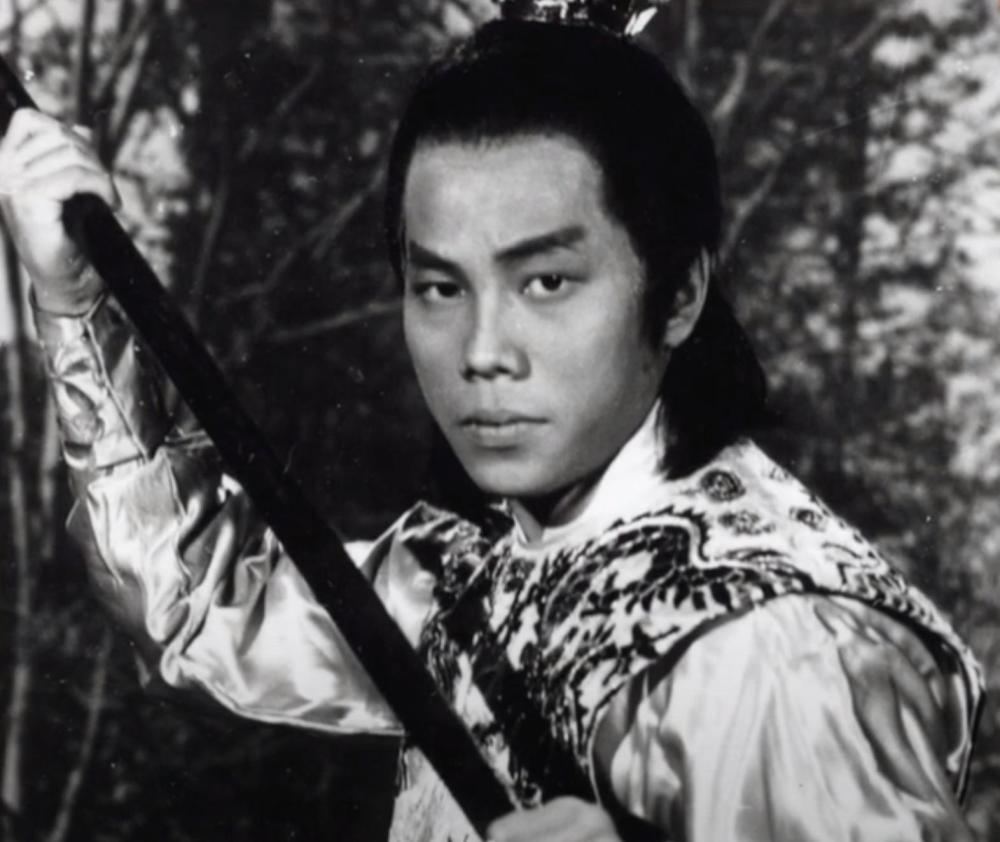 火云邪神梁小龙一生坎坷因爱国被封杀妻子被泼硫酸毁容