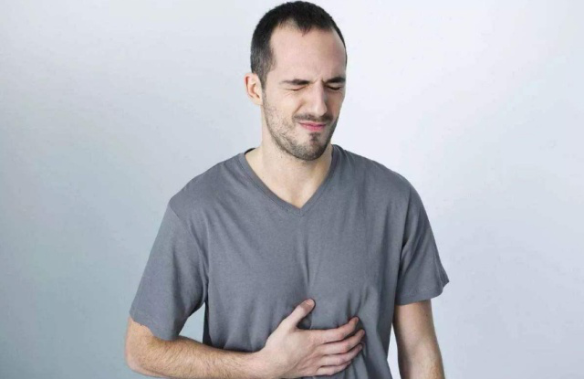 这时候肝脏体积会有所变大,通过在右上腹的肝区按压,能够明显的感觉到