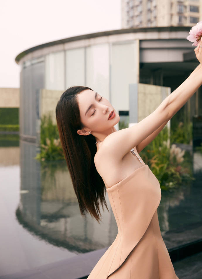 金晨身材太惊艳抹胸长裙优雅显瘦修长腿线惹人嫉妒