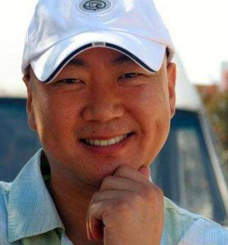 一个演艺世家里,父亲是山东快书的艺术家郭昌仪,母亲是徐州的琴书演员