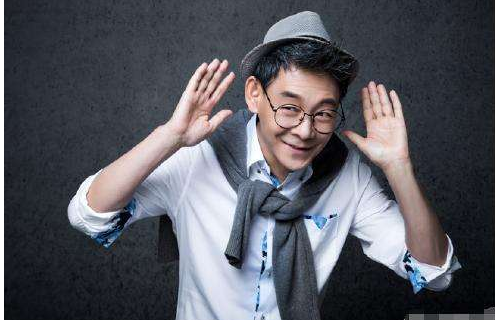 74岁老戏骨住上亿四合院仍拍戏,幼时金条搭积木,儿子是最大骄傲