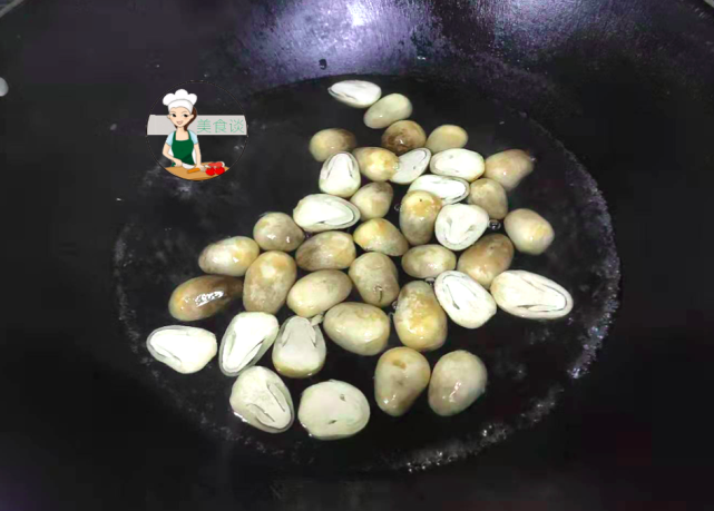 2,锅里加入适量的清水,大火将水煮沸,将草菇下锅焯水后捞起沥干水分待