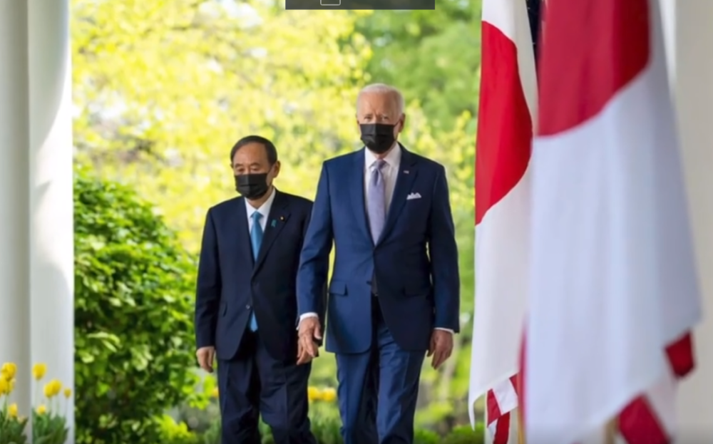 在美国访问时,菅义伟几次谄媚式的鞠躬也引发日本国内不满情绪