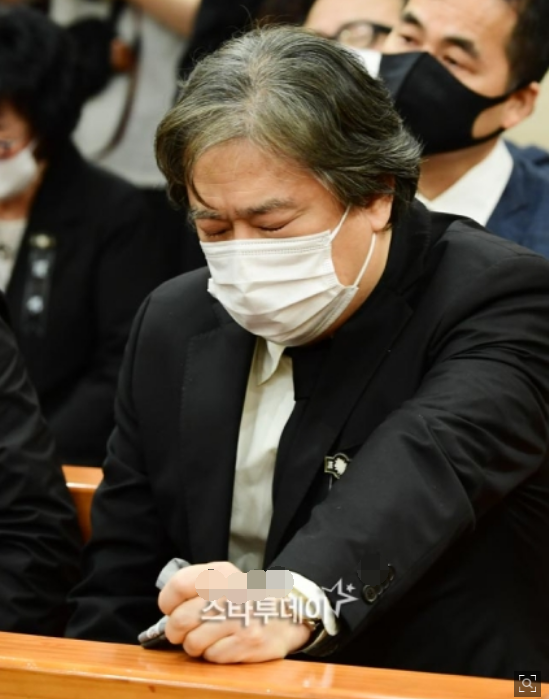 韩国众星出席大佬葬礼,孙艺珍含泪李秉宪哽咽,金圭丽哭到崩溃