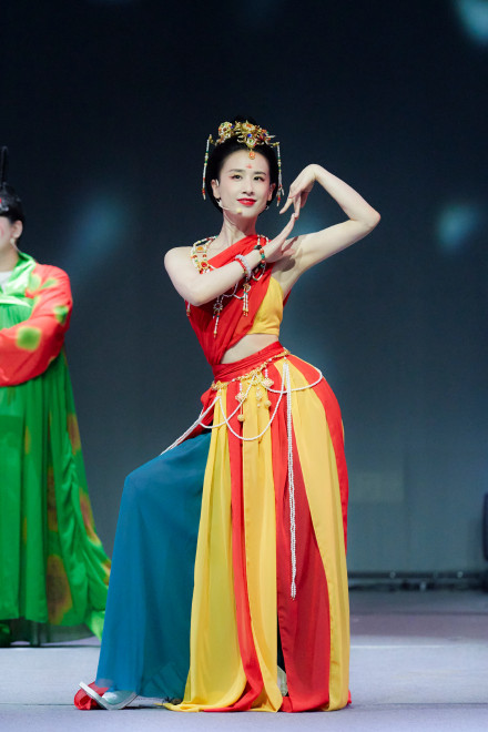 黄圣依轻歌曼舞如敦煌壁画天女 一颦一笑绝美倾城