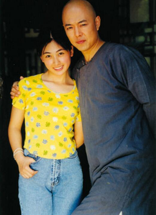 风流皇帝张铁林前脚刚和波兰美女离婚后脚就爱上23岁的侯俊杰