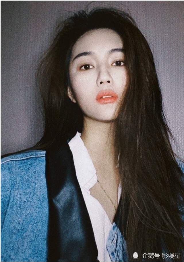 不过,通过飞凡公开的写真来看,飞凡除了冷艳范儿,对于驾驭文艺甜美