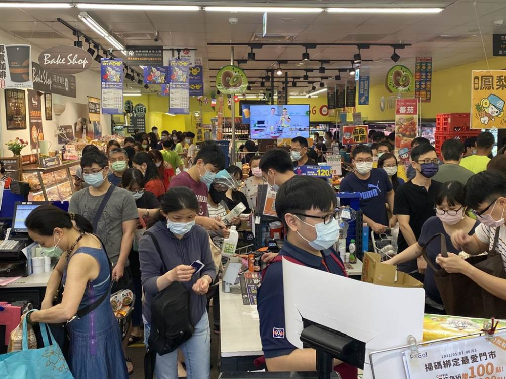 台湾疫情升温 民众涌入超市抢购物资 结账排队近40分钟