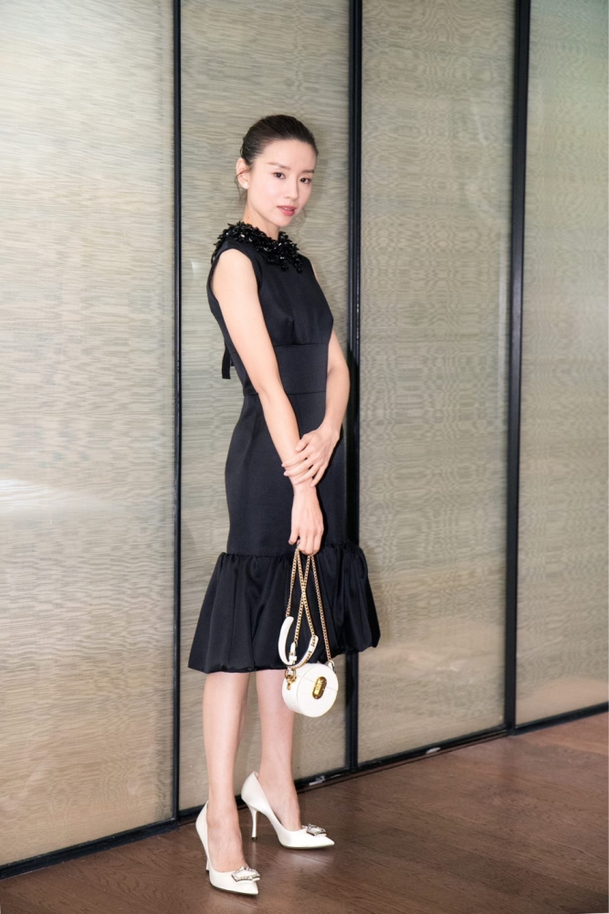42岁的陈好气质绝了!穿黑色连衣裙身材比例出众,凹凸感十足