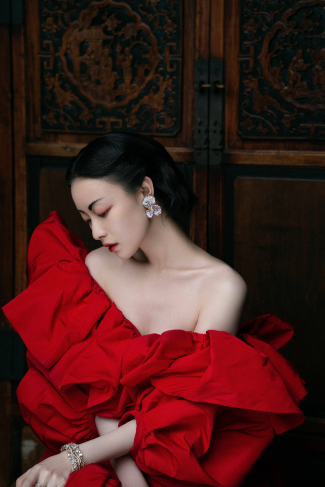 倪妮水墨眉大片释出,一袭红裙演绎江南古典韵味,画里走出的女子