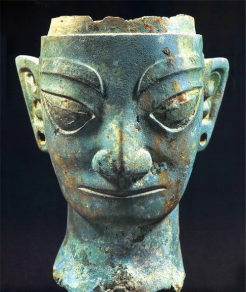 青铜面具这副面具与其他出土的面具还是形成了很明显的对比,神情柔和