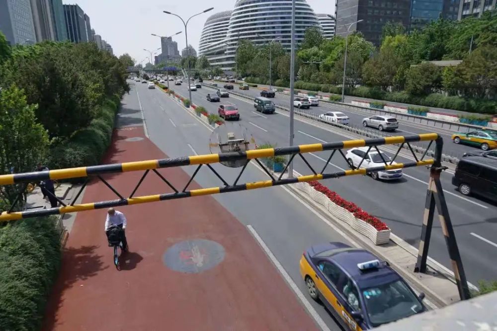 北京二环路上的自行车道悄悄变宽了