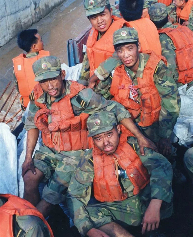 98年抗洪 解放军筑起人墙 百姓跪求 不要跳了 房子不要了 腾讯新闻