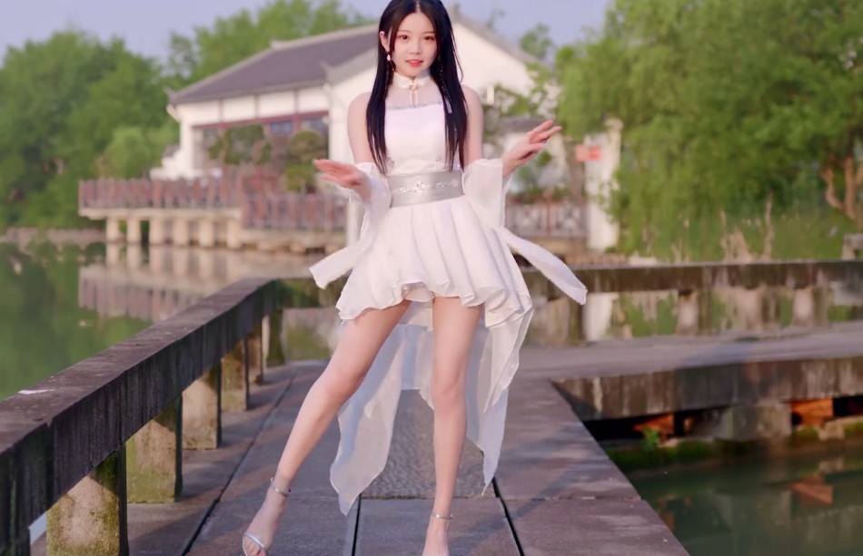 b站舞娘美腿配黑色液体袜翻车比例太逆天网友质疑开了特效